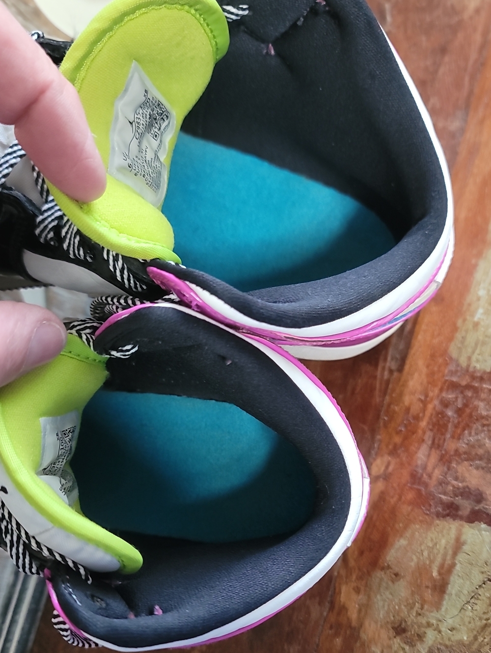Nike Air Jordan 1 Mid SE "Cyber Active Fuchsia" Wmns 8, Good Condition. - Picture 10 of 16
